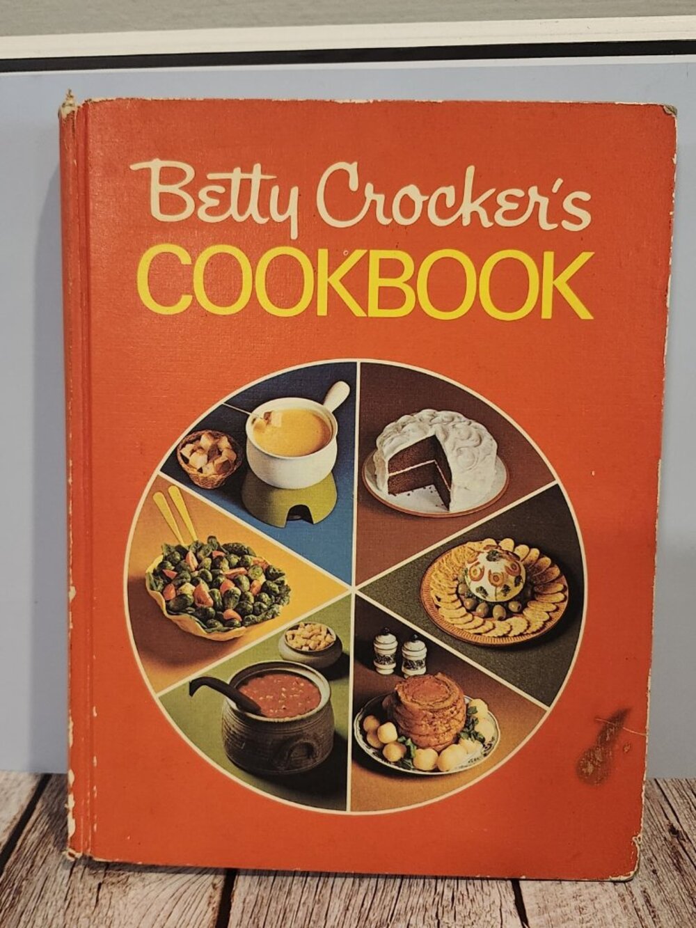 Pre-Loved~Vintage 1972~Betty Crocker's Cookbook~Red Pie Slice~17th Printing